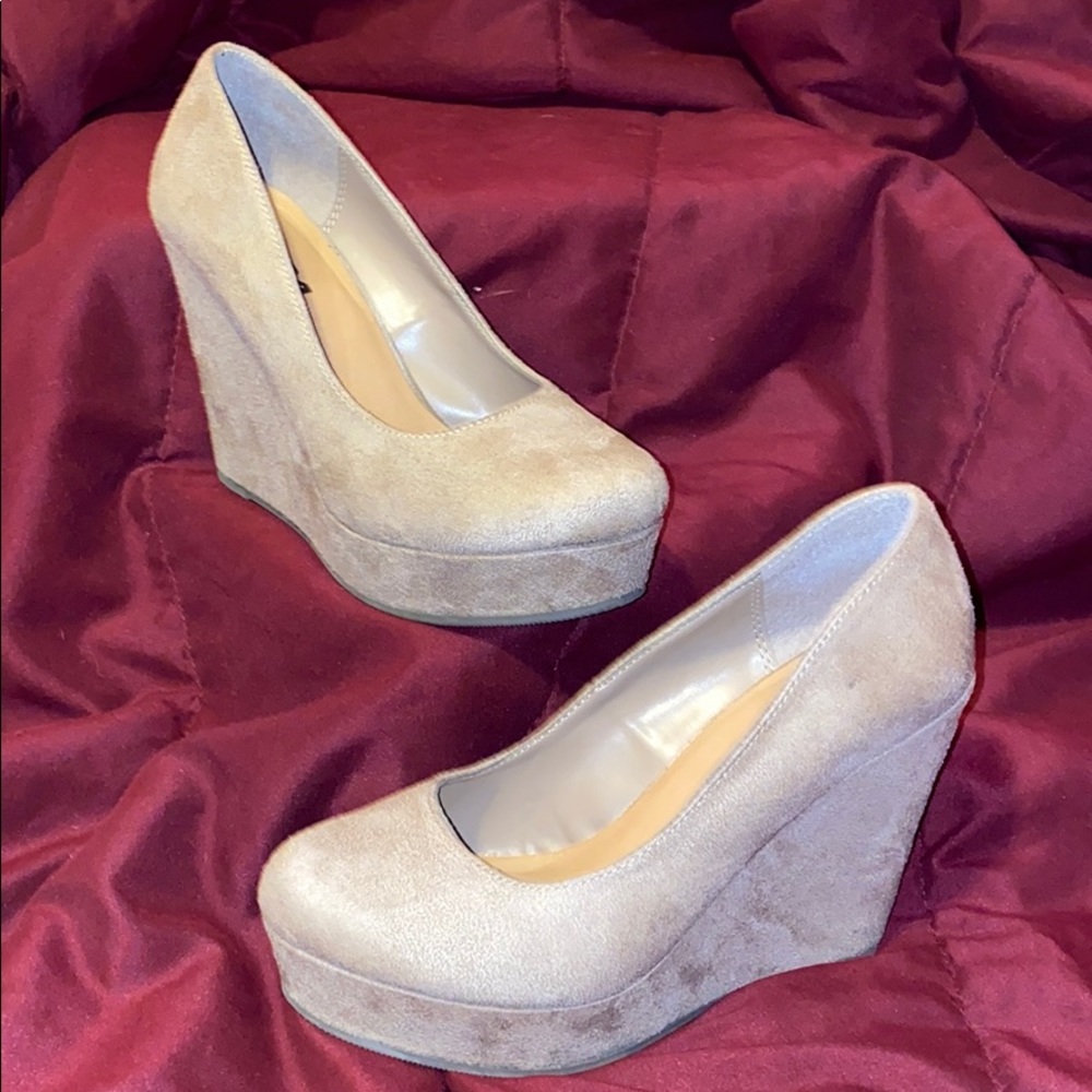 Soda- Light Taupe, 8M- Suede Wedge